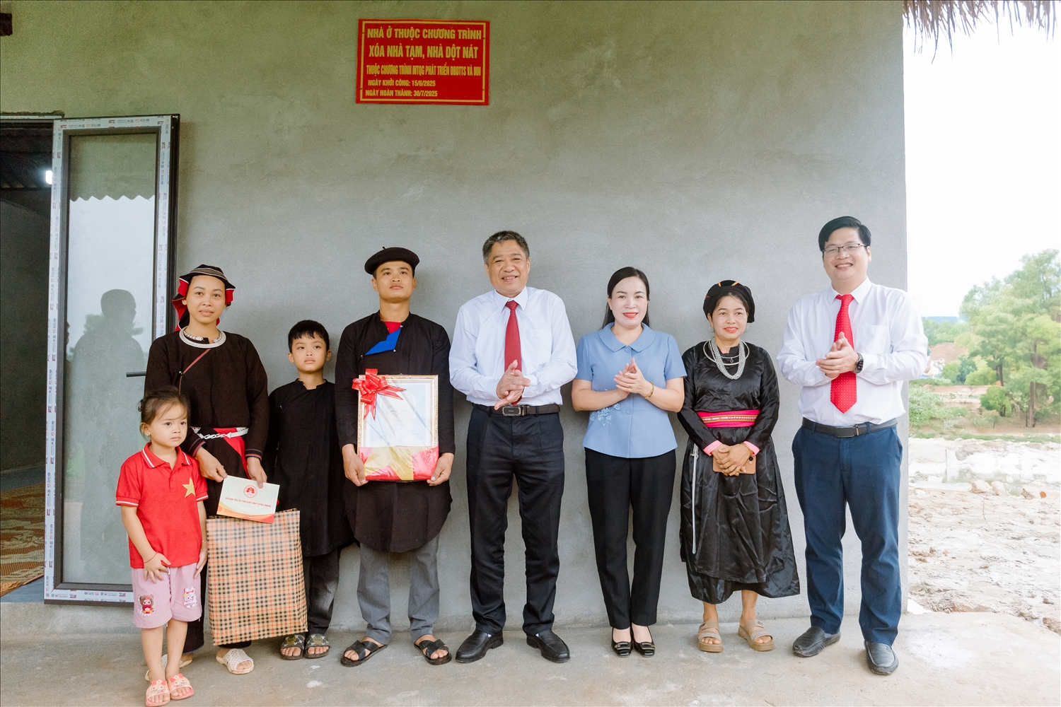 Phó Bí thư chuyên trách Đảng ủy các cơ quan Đảng tỉnh Tuyên Quang Nguyễn Hồng Trang; Giám đốc Sở Dân tộc và Tôn giáo Chu Thị Ngọc Diệp; Bí thư Đảng ủy xã Tân Trịnh Nguyễn Anh Đức thăm căn nhà mới của gia đình anh Lý Bằng. Ảnh: Vũ Mừng