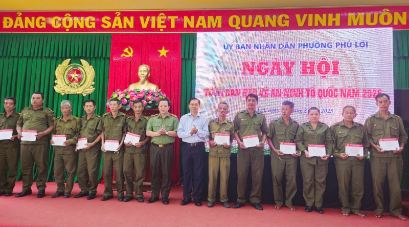 Chủ tịch UBND TP. Cần Thơ Trần Văn Lâu tặng quà động viên lực lượng bảo vệ ANTT cơ sở phường Phú Lợi