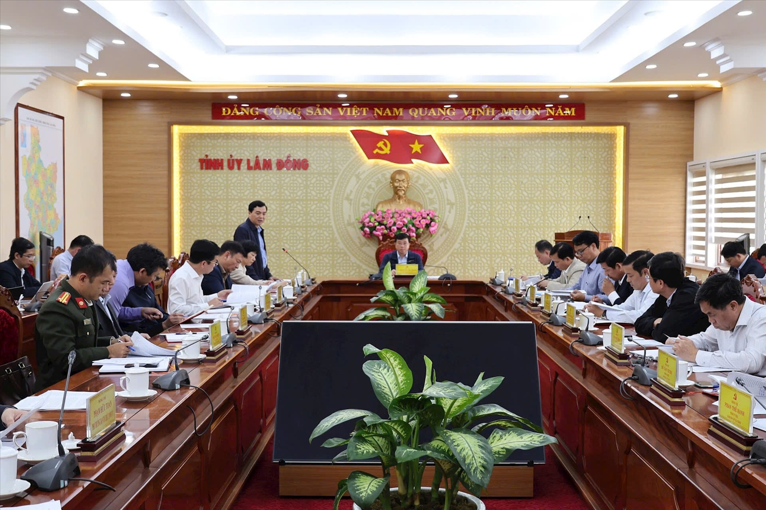 Các thành Tiểu ban Văn kiện Đại hội Đảng bộ tỉnh Lâm Đồng tham dự buổi họp ( Ảnh: B. Thuận) 