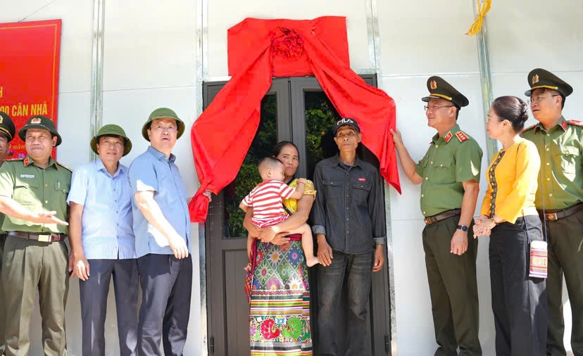 Thượng tướng Phạm Thế Tùng trao căn nhà Bộ Công an tới hộ ông Lương Văn Bún, bản Xiềng Tắm