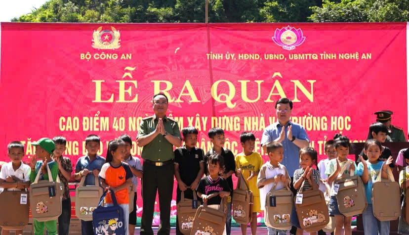 Thượng tướng Phạm Thế Tùng, Bí thư Tỉnh ủy Nghệ An Nguyễn Đức Trung trao quà cho trẻ em xã Mỹ Lý tại Lễ ra quân
