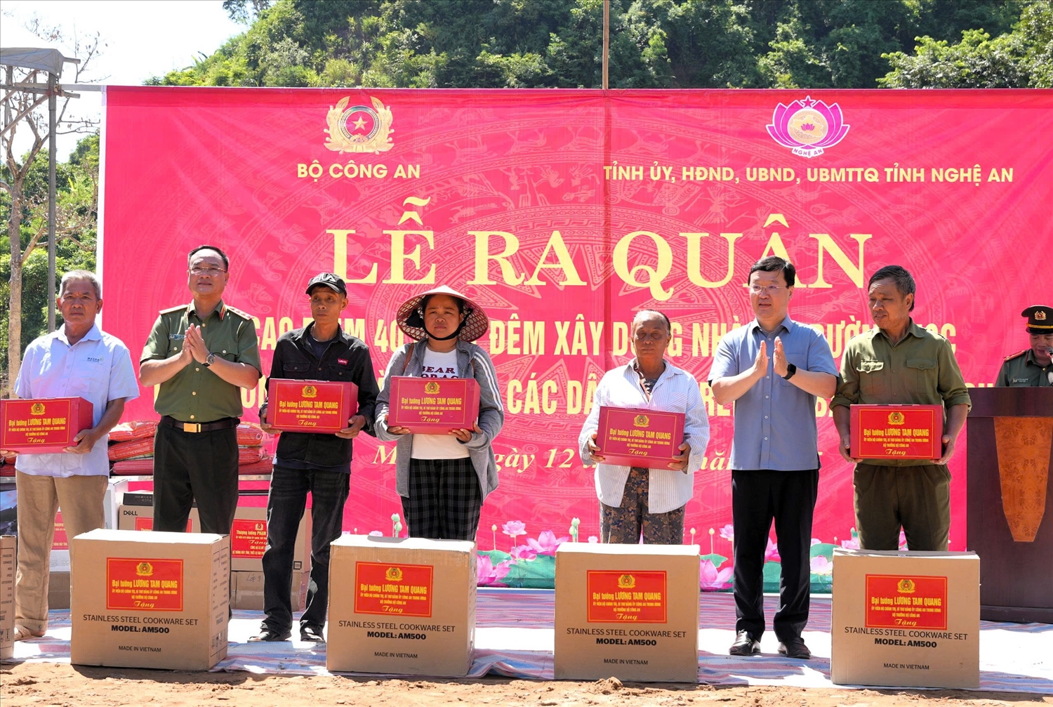 Thượng tướng Phạm Thế Tùng trao quà của Bộ Công an đến những hộ dân ở xã Mỹ Lý