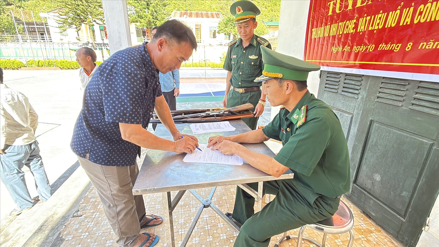 Người dân đến giao nộp vũ khí tại Đồn Biên phòng Na Ngoi, tỉnh Nghệ An