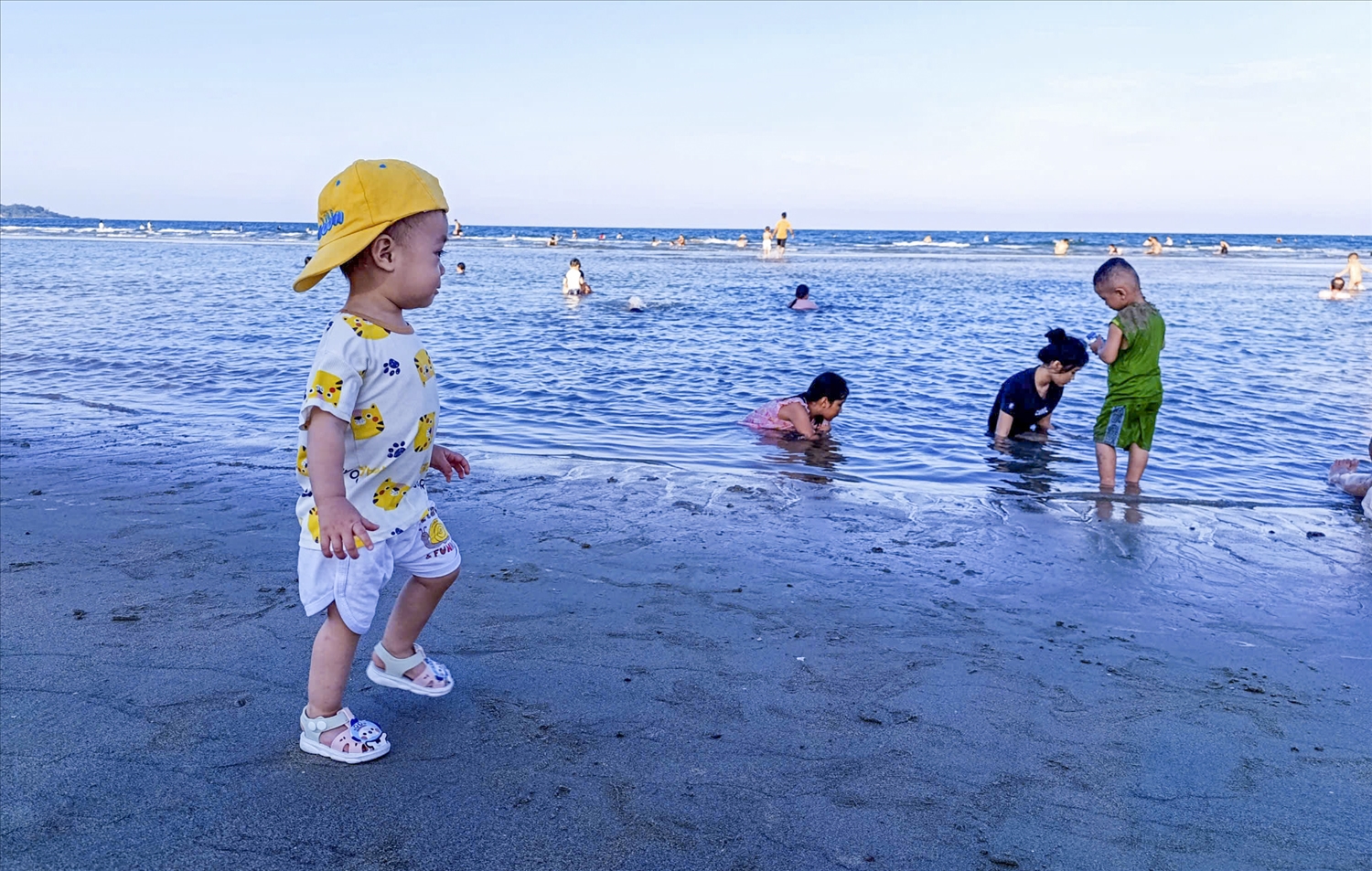  Bãi tắm có mực nước vừa phải nên rất an toàn cho trẻ em thoả thích vui đùa