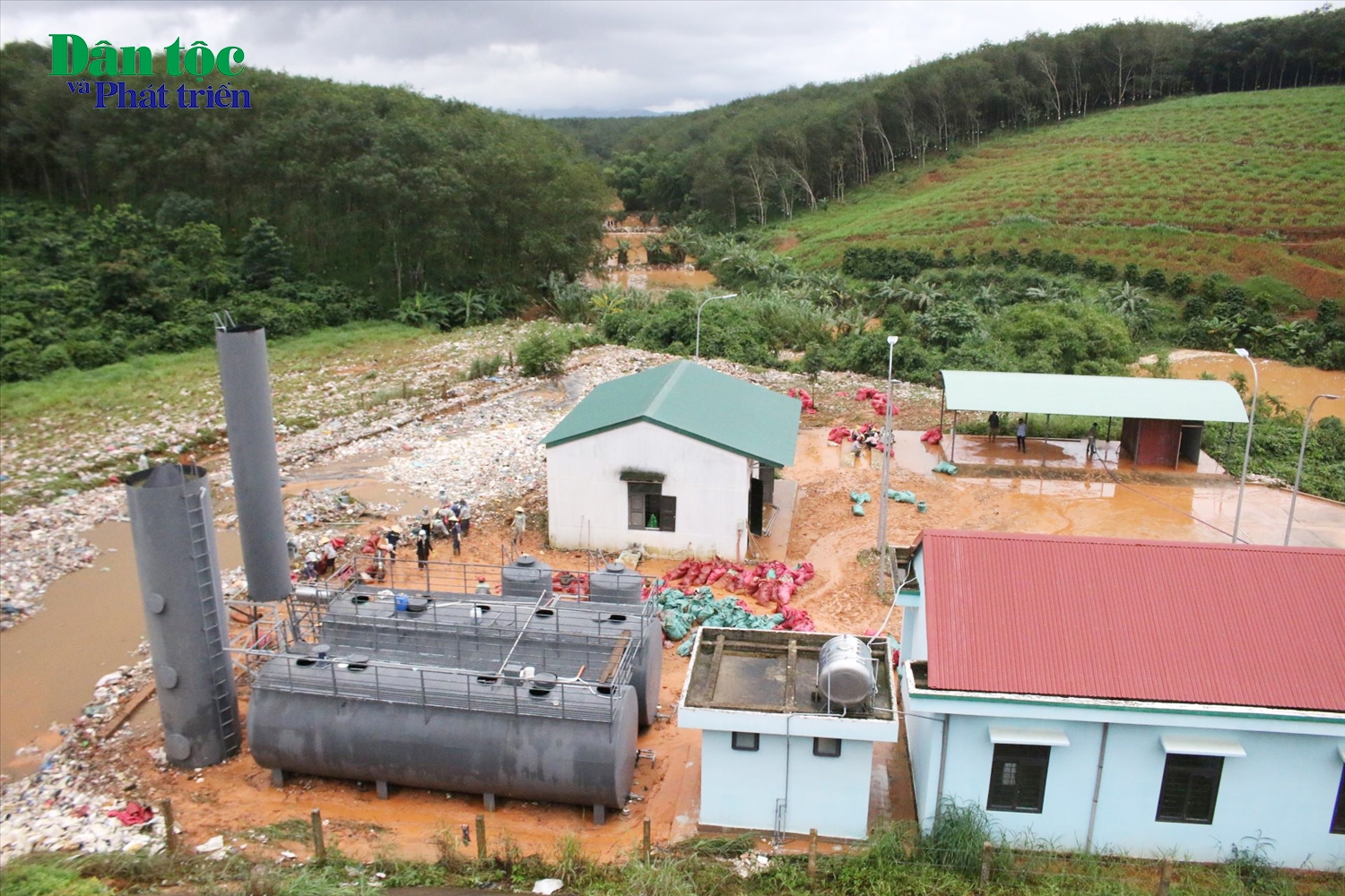 Nhà vận hành, thuộc Khu liên hiệp xử lý rác thải rắn Ngọc Hồi bị rác thải bồi lấp. (Ảnh: Ngọc Chí)