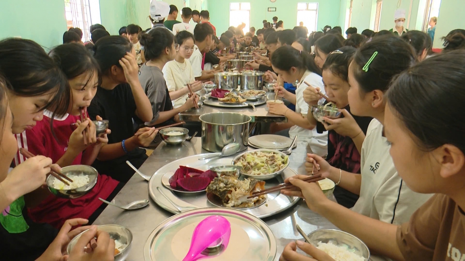 Bữa cơm hàng ngày Trường Phổ thông DTNT THPT Mường Ảng, tỉnh Điện Biên đảm bảo chất lượng và an toàn thực phẩm (Ảnh minh họa).