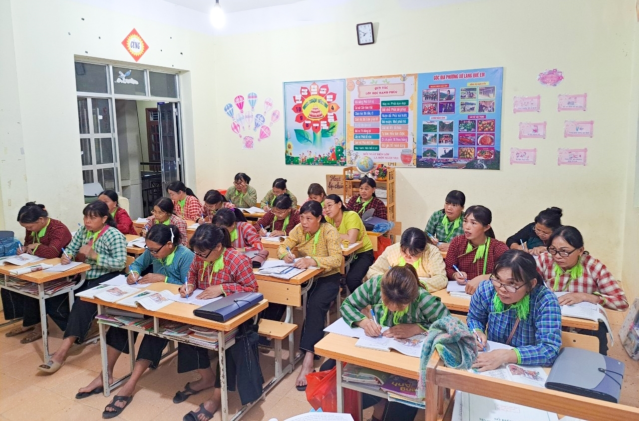 Một lớp học xóa mù chữ ở tỉnh Lạng Sơn (Ảnh TL)