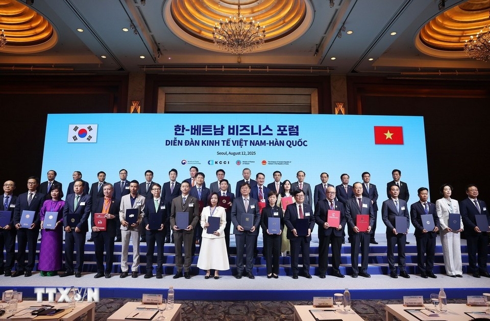 Tổng Bí thư Tô Lâm và Thủ tướng Hàn Quốc Kim Min-seok chứng kiến các đơn vị, doanh nghiệp trao thỏa thuận hợp tác. (Ảnh: TTXVN)