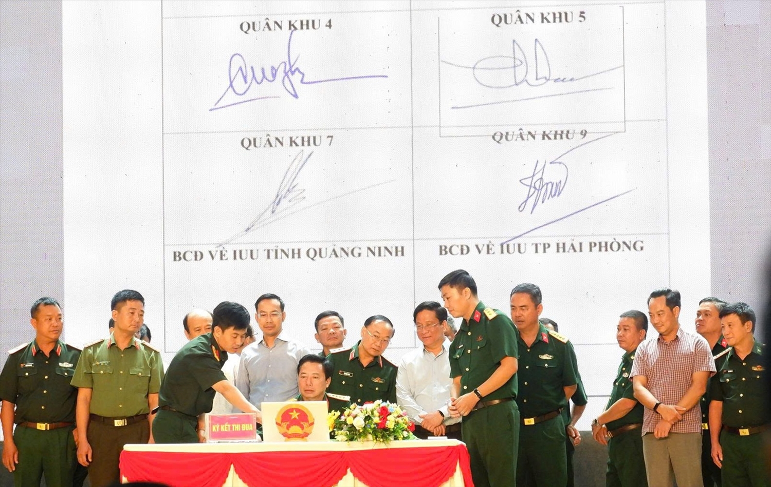 Các đại biểu thực hiện ký kết thi đua tại Lễ phát động đợt thi đua cao điểm chống khai thác IUU của Bộ Quốc Phòng ( Ảnh: Như Tâm)