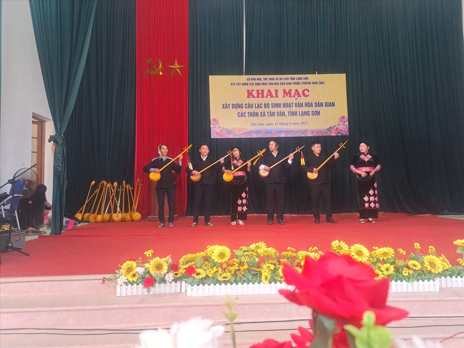 Tiết mục biểu diễn của các học viên của câu lạc bộ văn hóa dân gian các thôn xã Tân Văn