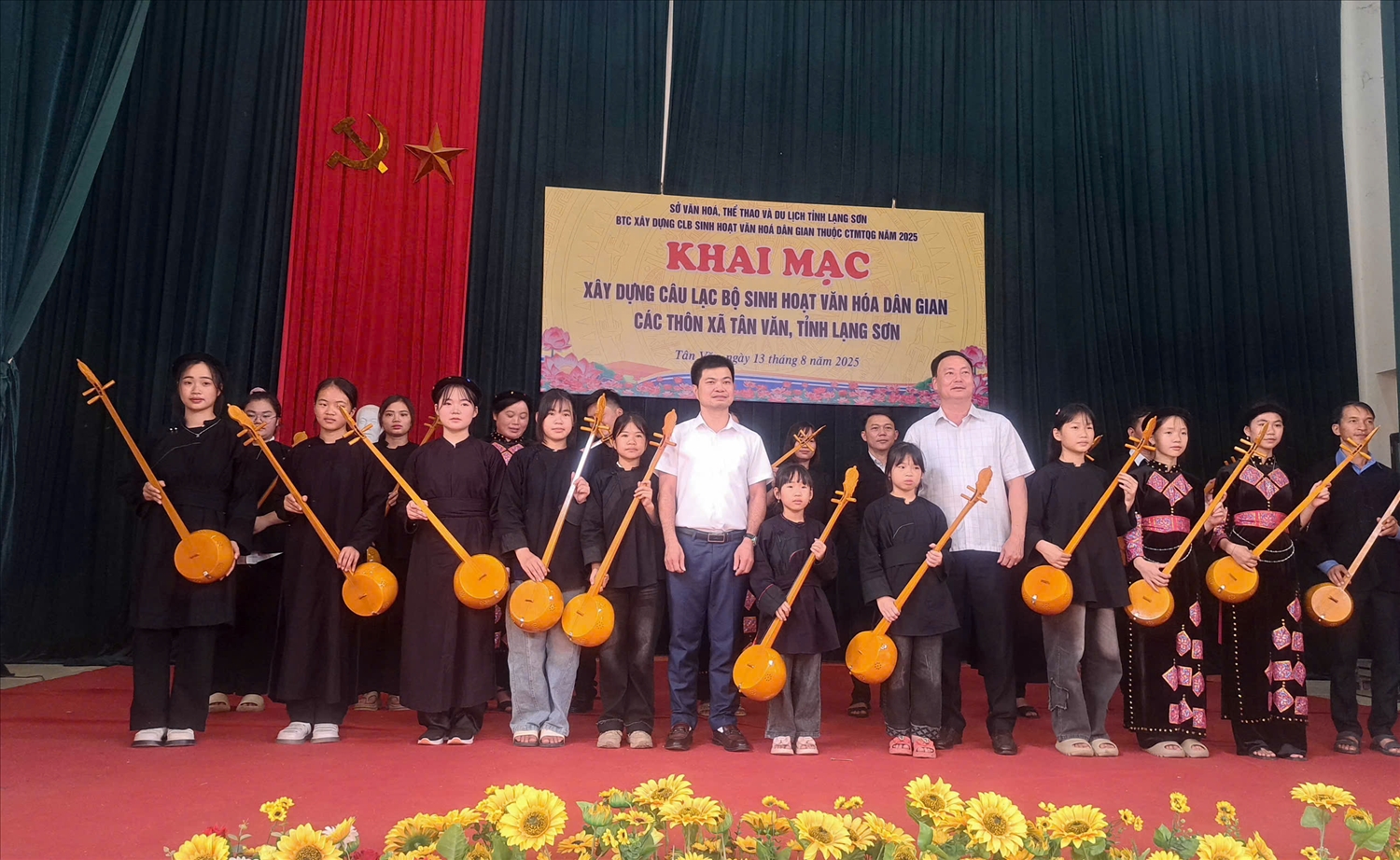 Ban tổ chức đã trao một số trang phục, đạo cụ là 20 cây đàn tính, bộ xóc nhạc... cho các học viên tham gia lớp học