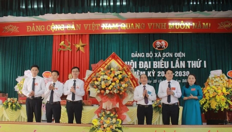 Lãnh đạo tỉnh tặng hoa chúc mừng Ban Chấp hành Đảng bộ xã Sơn Điện nhiệm kỳ 2025 - 2030.(ảnh Đình Giang)