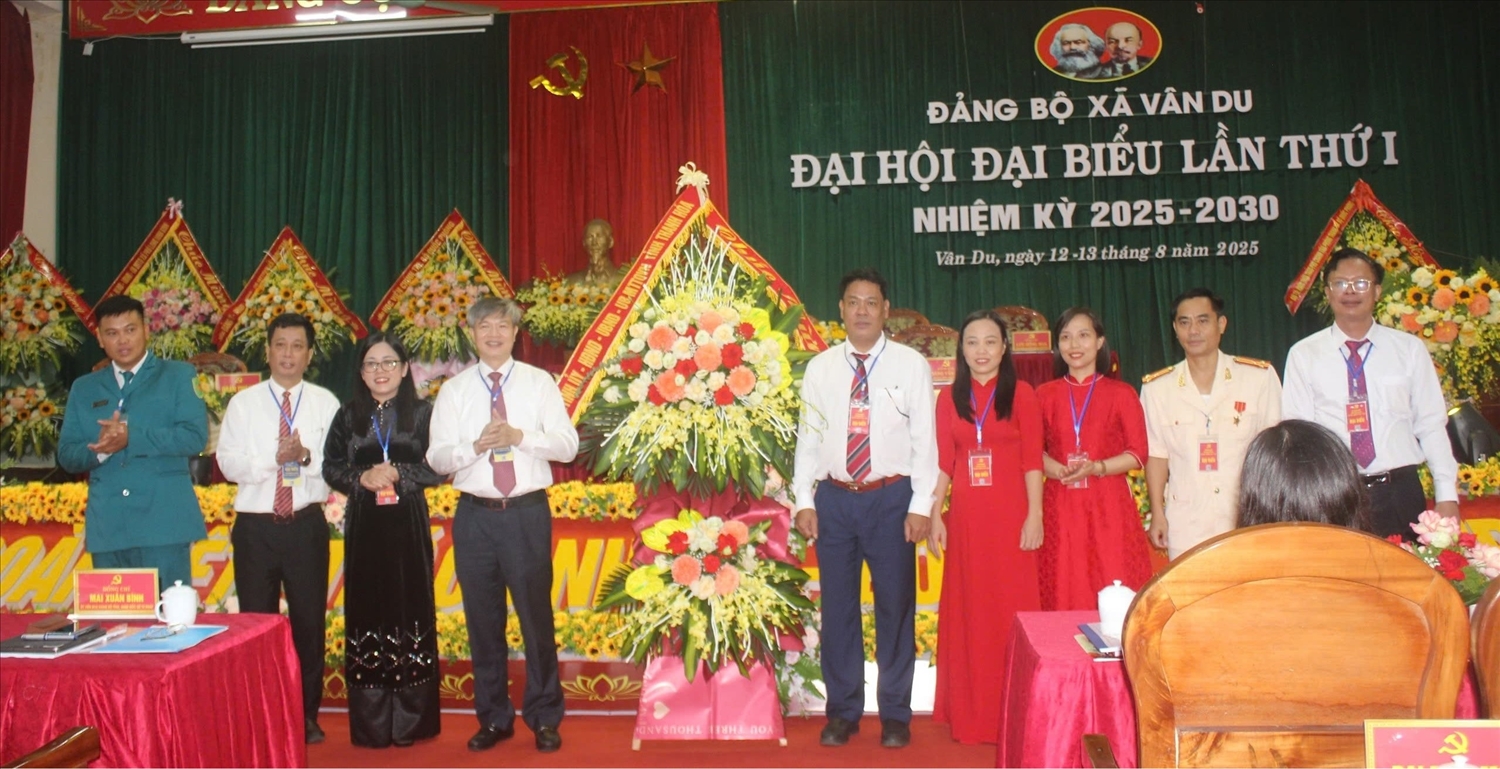 Lãnh đạo tỉnh tặng hoa chúc mừng Đại hội đại biểu Đảng bộ xã Vân Du lần thứ I, nhiệm kỳ 2025 – 2030 (Ảnh Quỳnh Trâm)