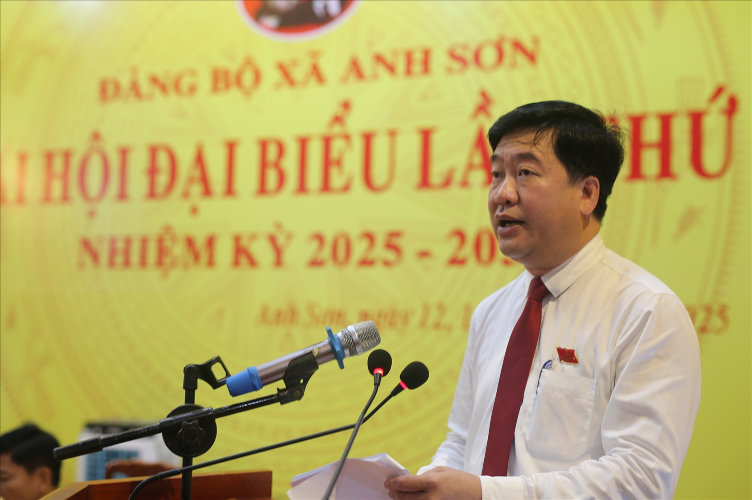 Bí thư Đảng ủy xã Anh Sơn Nguyễn Hữu Sáng phát biểu tại Đại hội