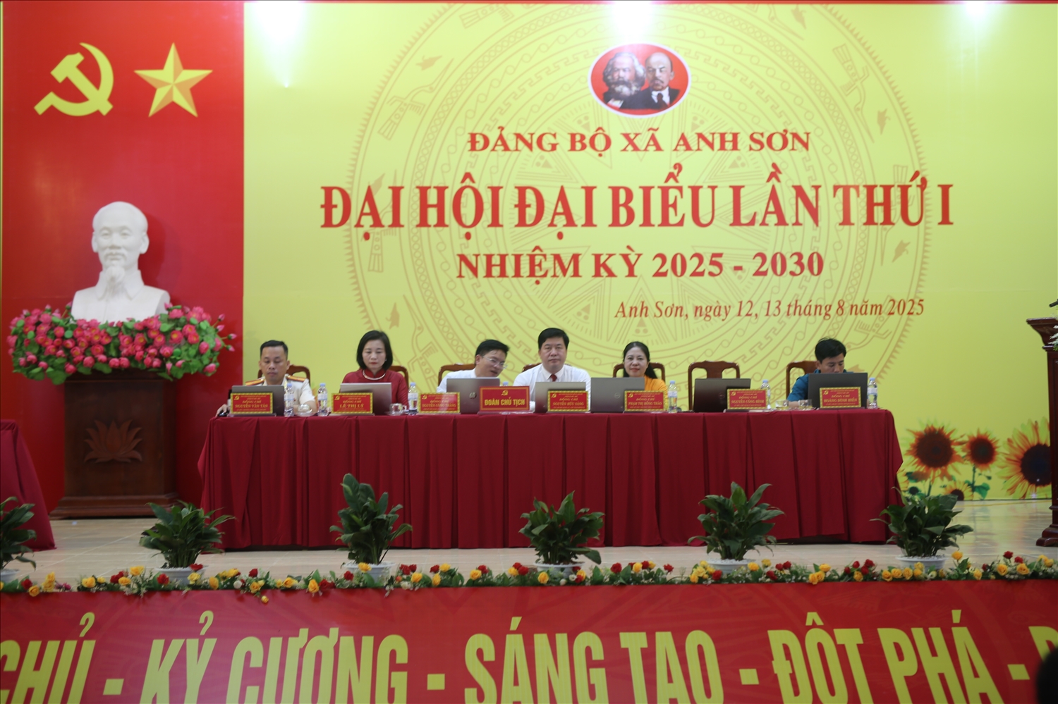 Đoàn Chủ tịch Đại hội