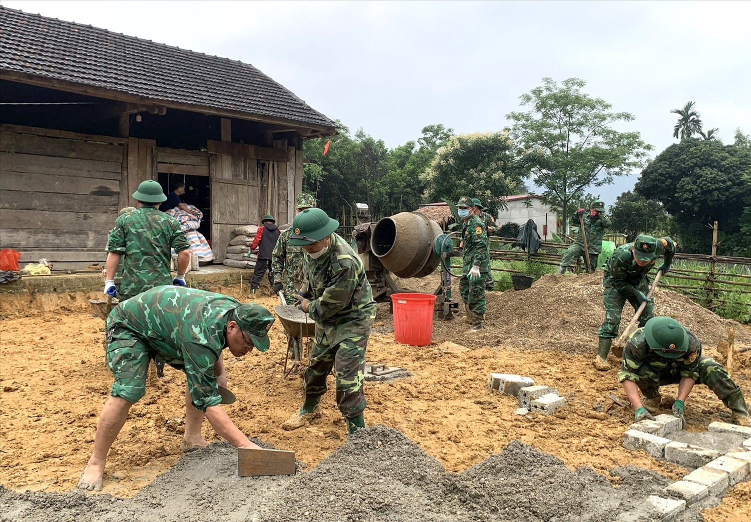Các lực lượng tham gia xóa nhà tạm cho người dân bản biên giới Cao Vều