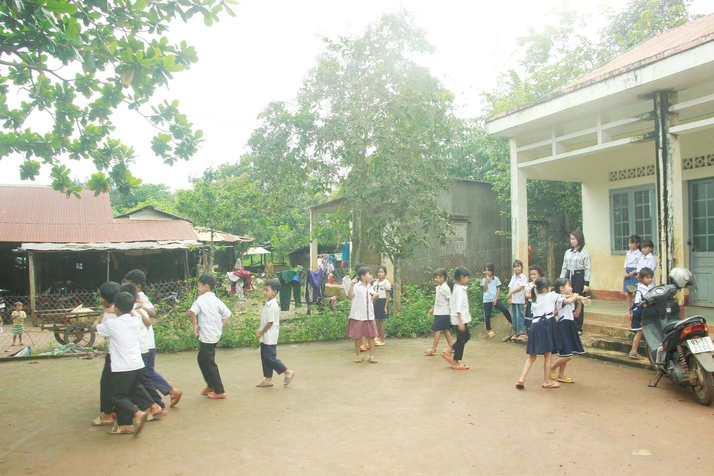 Học sinh con em đồng bào Xtiêng tại điểm trường Thiện Cư (Trường Tiểu học Thiện Hưng B) nhiều năm qua phải học trong các phòng xuống cấp.