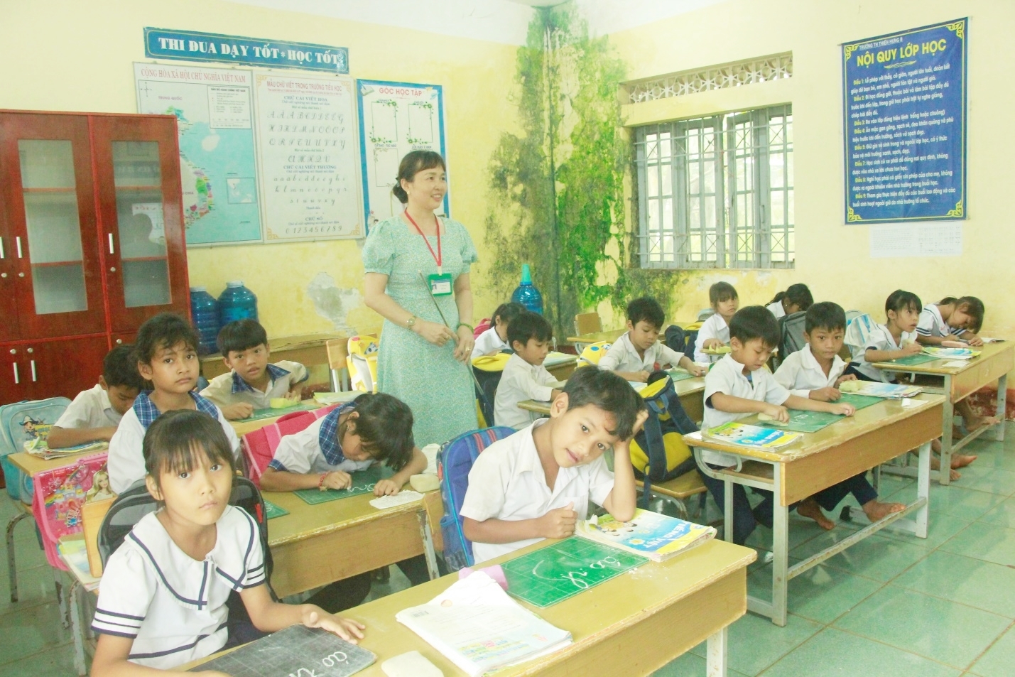 Học sinh tại điểm trường Thiện Cư trong giờ học.