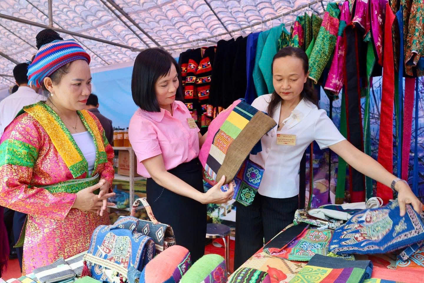 Lãnh đạo tỉnh Tuyên Quang thăm gian hàng sản phẩm địa phương do người dân xã Lũng Cú sản xuất ra và trưng bày tại buổi Công bố quyết định thành lập bộ máy mới trong vận hành chính quyền 2 cấp.