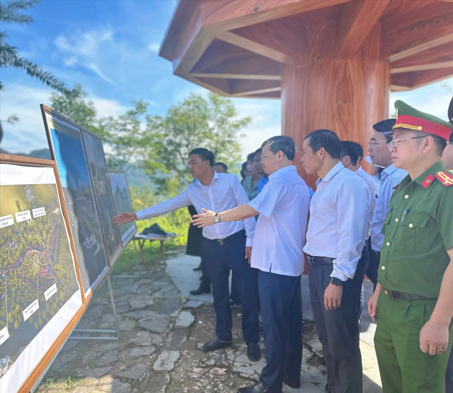  Đồng chí Nguyễn Văn Sơn, Phó Bí thư Tỉnh ủy - Chủ tịch HĐND tỉnh Tuyên Quang (người …trong ảnh) , khảo sát điểm cực Bắc xã Lũng Cú trong quy hoạch điểm nhấn phát triển du lịch xã Lũng Cú (ảnh chụp tháng 7/2025)