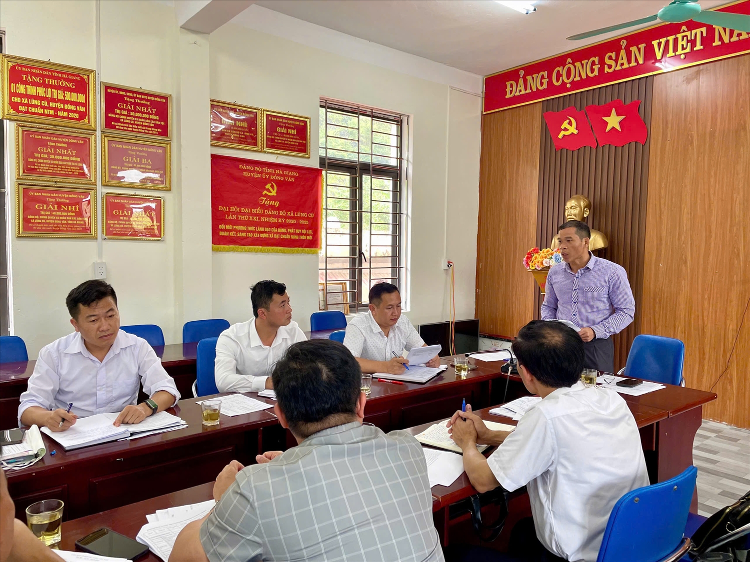 Đồng chí Dương Ngọc Đức, Bí thư Đảng ủy xã thường xuyên nghe các bộ phận báo cáo và kịp thời tháo gỡ khó khăn đám bảo vận hành chính quyền địa phương thông suốt