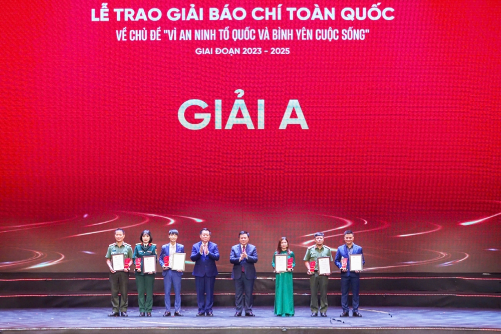 Báo VietNamNet đạt giải A với tác phẩm Công an chính quy giúp chuyển hóa địa bàn xã biên giới của nhóm tác giả Nguyễn Đình Đoàn Bổng, Lê Anh Dũng, Nguyễn Xuân Quý