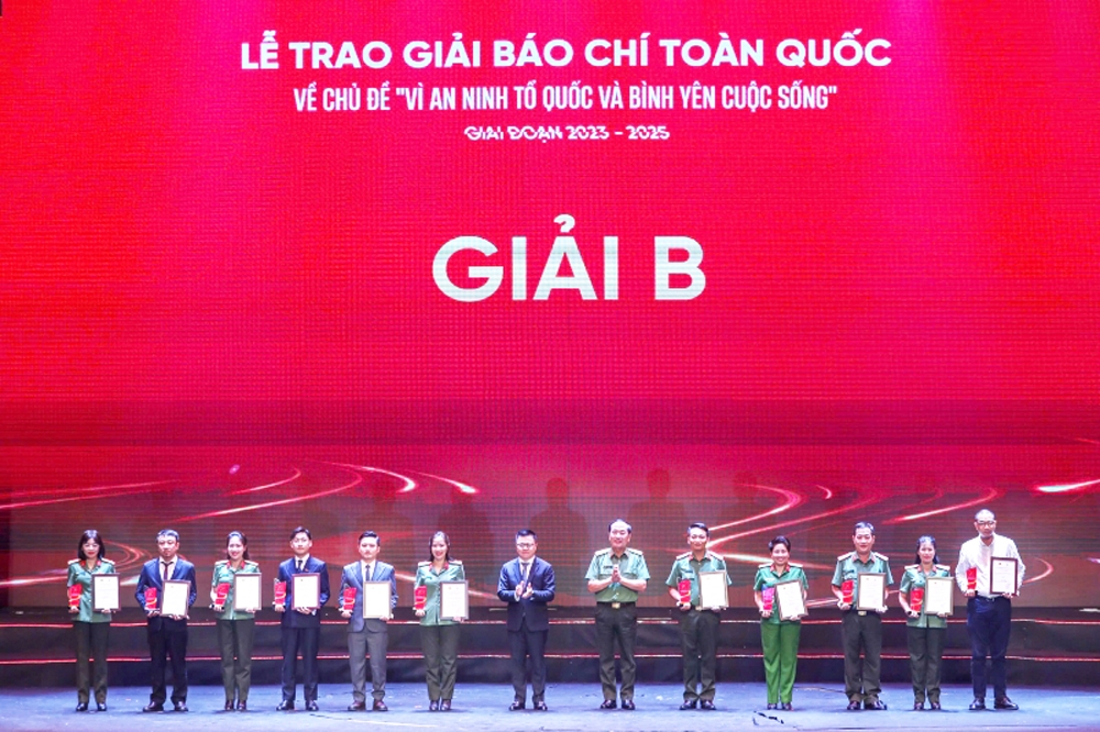Các tác giả đạt giải B Giải báo chí toàn quốc “Vì An ninh Tổ quốc và bình yên cuộc sống”