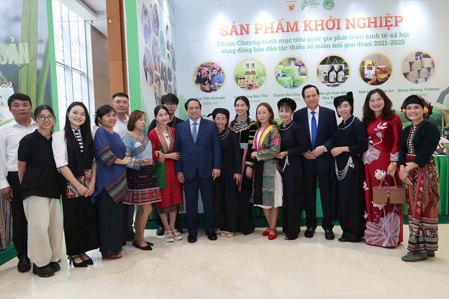Thủ tướng Phạm Minh Chính; Bộ trưởng Bộ Dân tộc và Tôn giáo Đào Ngọc Dung và các đại biểu chụp ảnh lưu niệm với đồng bào DTTS bên lề Hội nghị. (Ảnh: Lê Anh Dũng)