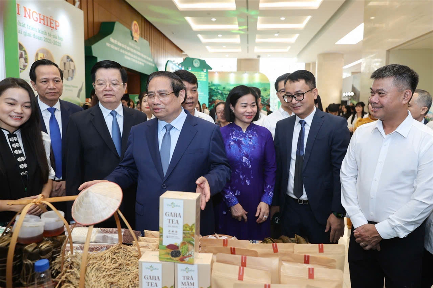 Thủ tướng Phạm Minh Chính và các đại biểu tham quan Triển lãm ảnh và các sản phẩm tiêu biểu của vùng đồng bào DTTS và miền núi. (Ảnh: Lê Anh Dũng)
