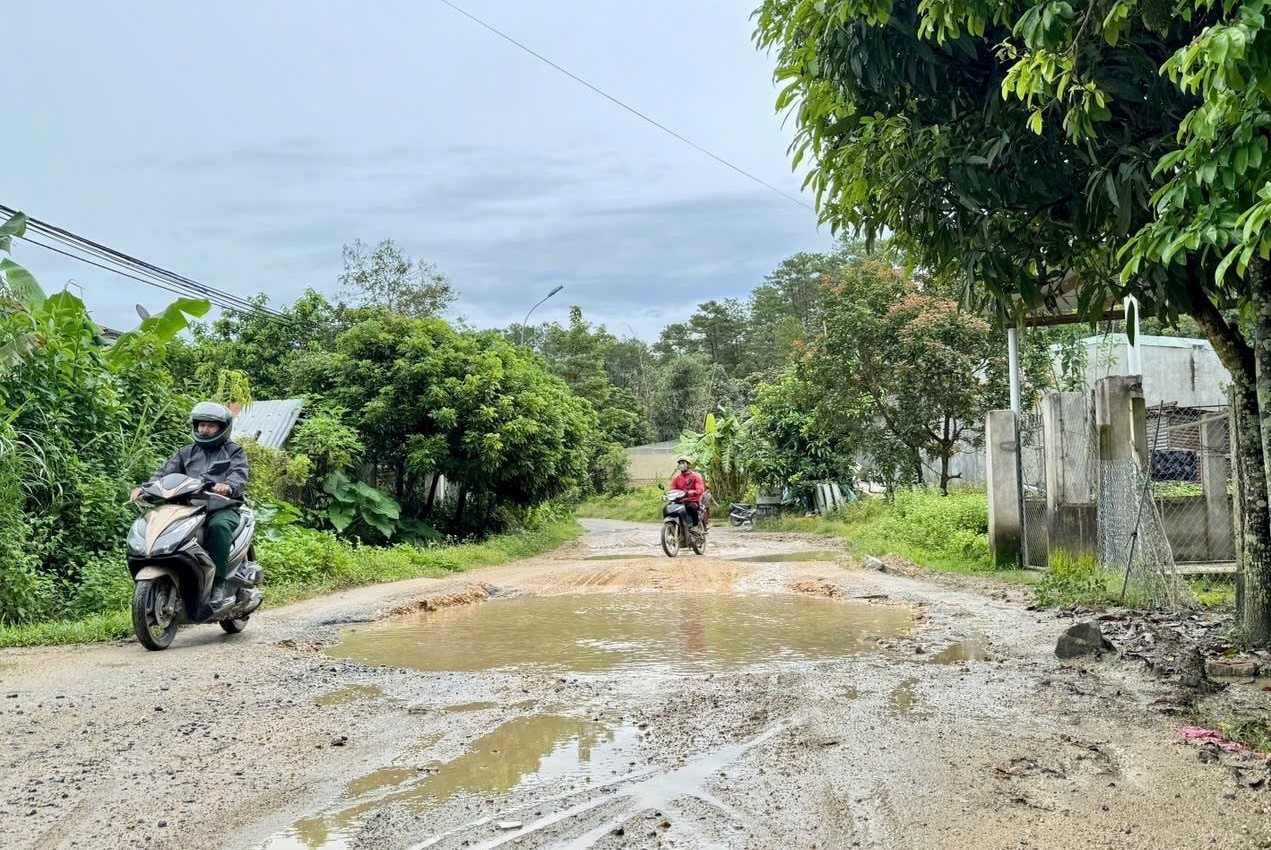 Đường ĐH83 xuống cấp, tiềm ẩn nguy cơ tai nạn cho người tham gia giao thông. (Ảnh: Ngọc Chí)