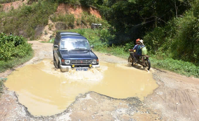 Nhiều hố nước sâu trên đường ĐH83, gây khó khăn cho người tham gia giao thông. (Ảnh: Ngọc Chí)