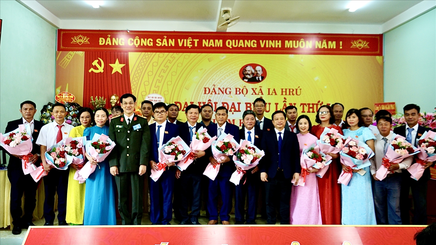 Ban Chấp hành Đảng bộ xã Ia Hrú khóa I ra mắt nhận nhiệm vụ