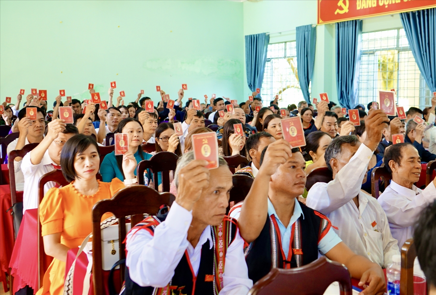 Các đại biểu biểu quyết tại Đại hội