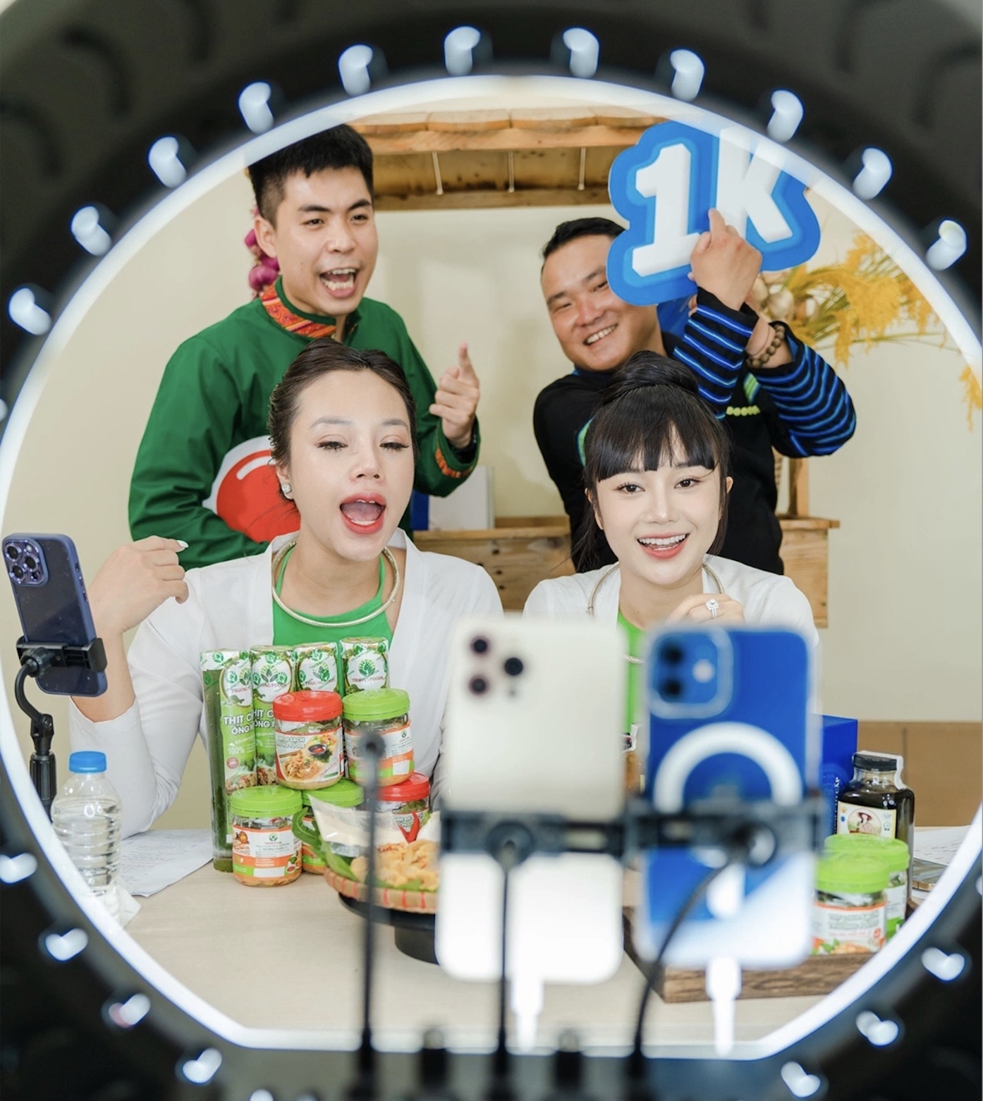 Thông qua các nền tảng số, nhiều HTX vùng DTTS đã thương mại tốt các sản phẩm của mình, từ đó gia tăng thu nhập trên nền tảng thương mại điện tử