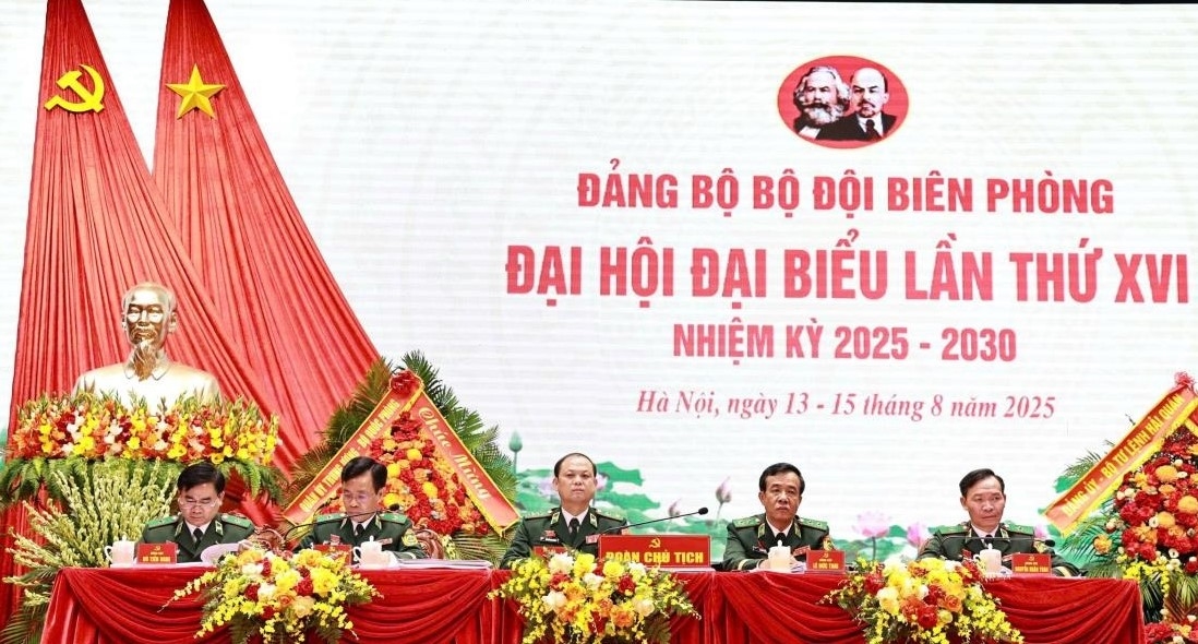 Đoàn Chủ tịch và Đoàn Thư ký Đại hội
