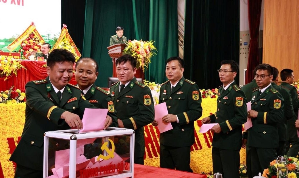 Các đại biểu bỏ phiếu bầu Ban Chấp hành Đảng bộ BĐBP nhiệm kỳ 2025-2030