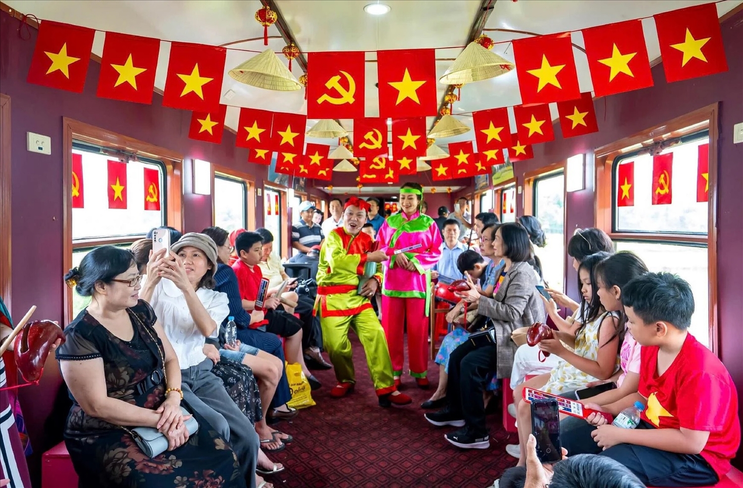 Chuyến tàu “Về miền đất võ” là hành trình đậm chất văn hóa, lịch sử, giúp du khách thưởng thức nghệ thuật hát bội, bài chòi đặc sắc.