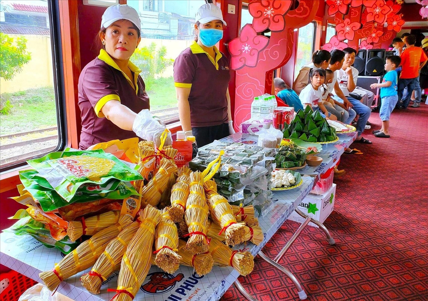 Ẩm thực trên chuyến tàu “Về miền đất võ” cũng độc đáo.