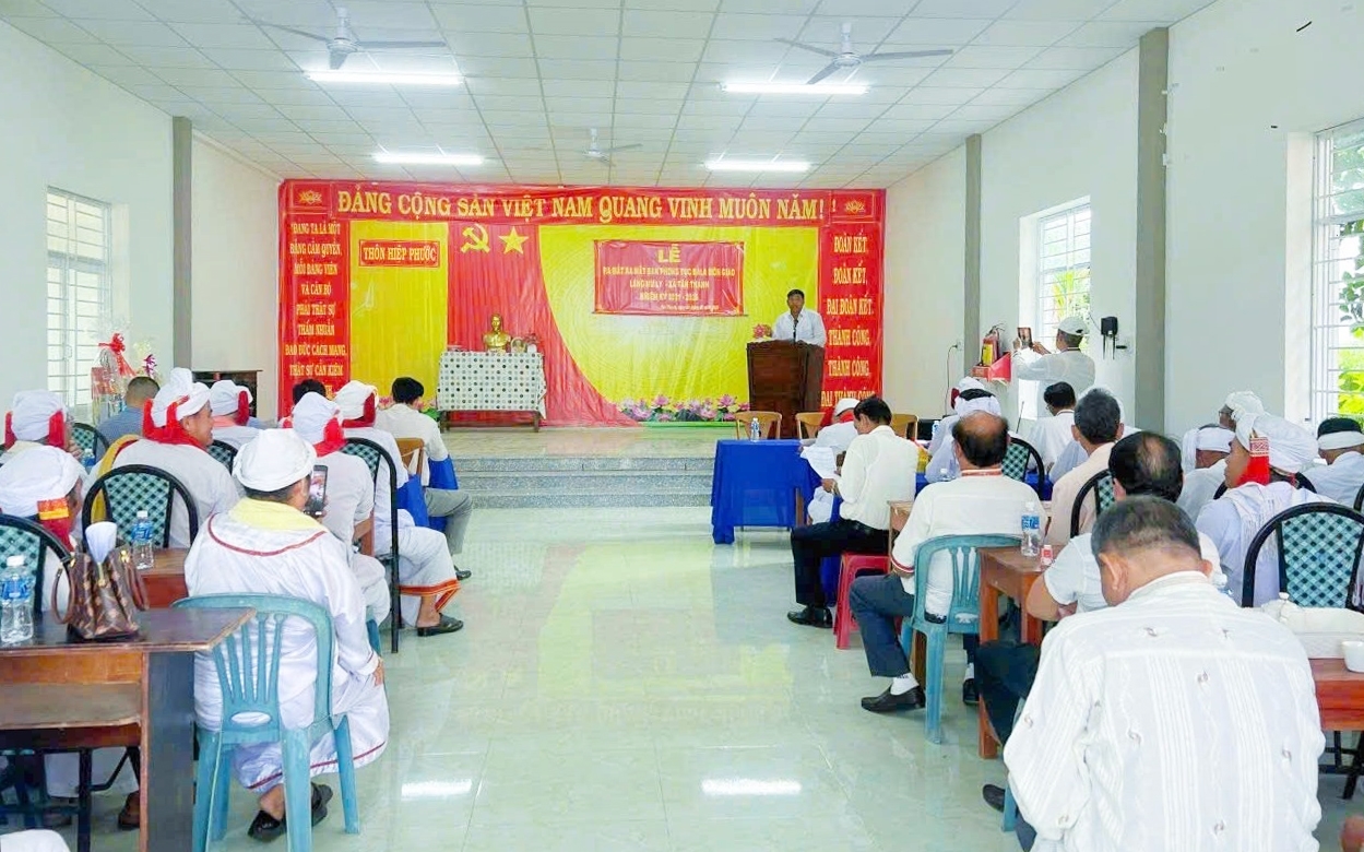 Quang cảnh buổi lễ ra mắt Ban Phong tục Bàlamôn làng Chăm Mâli