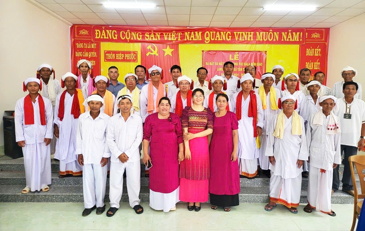 Hội đồng chức sắc tỉnh và chính quyền địa phương chụp ảnh lưu niệm với Ban Phong tục làng Mâli trong buổi ra mắt