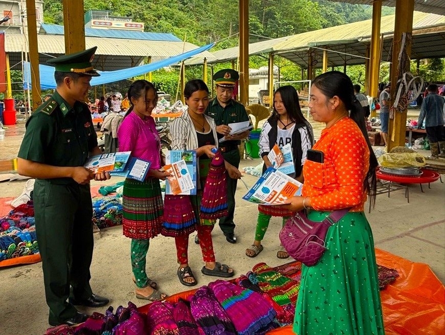 Cán bộ Đồn Biên phòng Sơn Vĩ, tỉnh Tuyên Quang tuyên truyền, phổ biến pháp luật cho đồng bào DTTS tại khu vực biên giới (Ảnh minh họa).