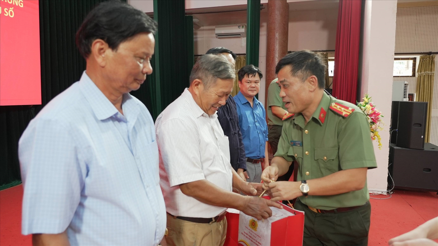 Lãnh đạo Công an tỉnh Cao Bằng tặng quà, khen thưởng Người có uy tín tiêu biểu trong phong trào bảo vệ An ninh Tổ quốc (Ảnh: Công an Cao Bằng)