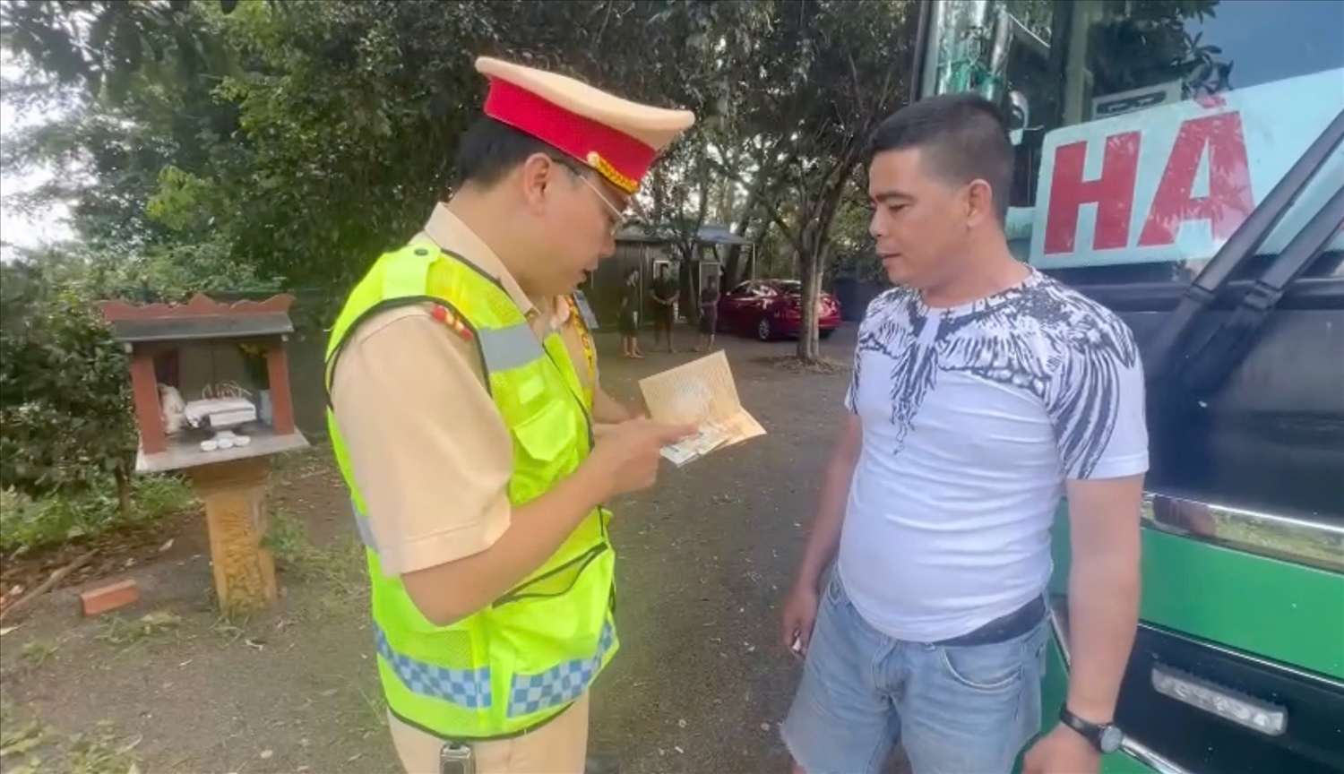 Tài xế Nguyễn Bá Hướng xuất trình giấy tờ khi bị lực lượng chức năng kiểm tra
