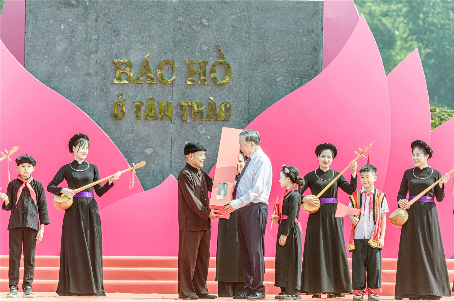 Đồng bào các dân tộc xã Tân Trào kính tặng Tổng Bí thư cây đàn Tính – một nhạc cụ đặc trưng của dân tộc Tày. Ảnh: Vũ Mừng