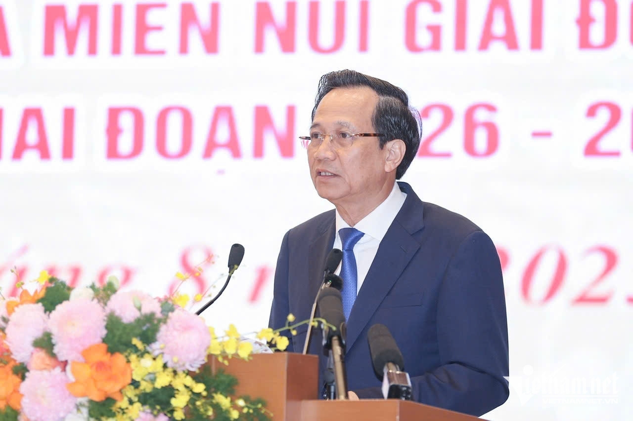 Bộ trưởng Đào Ngọc Dung báo cáo tại hội nghị