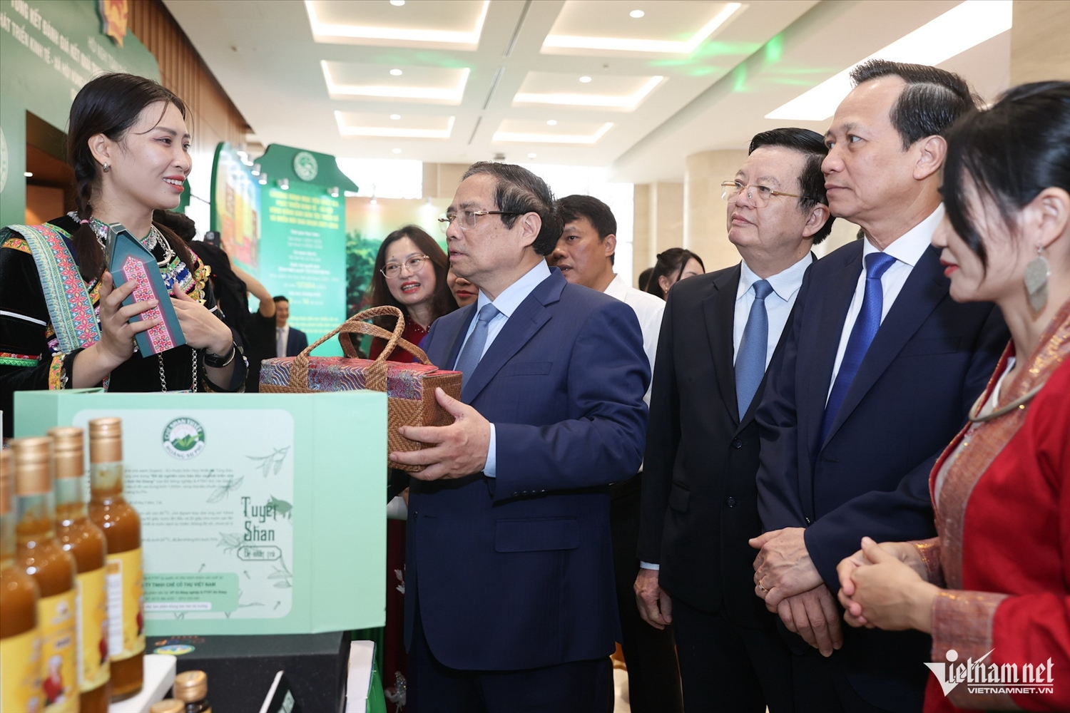 Thủ tướng Phạm Minh Chính, Phó Thủ tướng Mai Văn Chính, Bộ trưởng Dân tộc và Tôn giáo Đào Ngọc Dung thăm quan triển lãm bên lề hội nghị