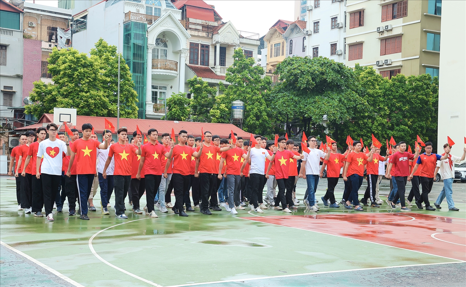 Khối báo chí gồm có 65 nam...