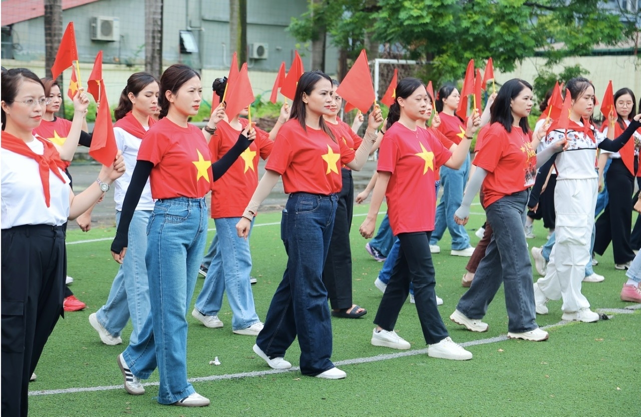 ... và 115 nữ đều là những gương mặt tiêu biểu ở những cơ quan, đơn vị của mình
