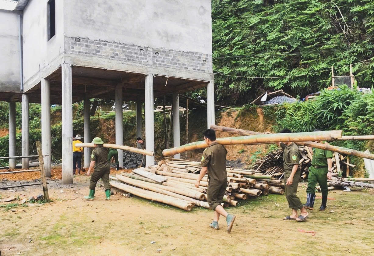 Công an xã Pù Luông hỗ trợ các hộ gia đình xây dựng nhà ở - Ảnh PV