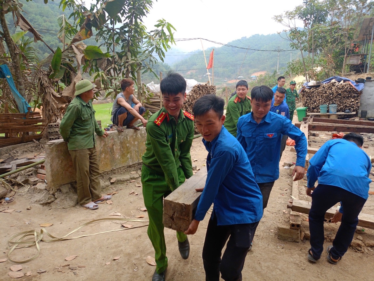 Hình ảnh người chiến sỹ công an cơ sở giúp bà con miền núi xứ Thanh làm nhà đã trở nên quen thuộc. Ảnh Quỳnh Trâm